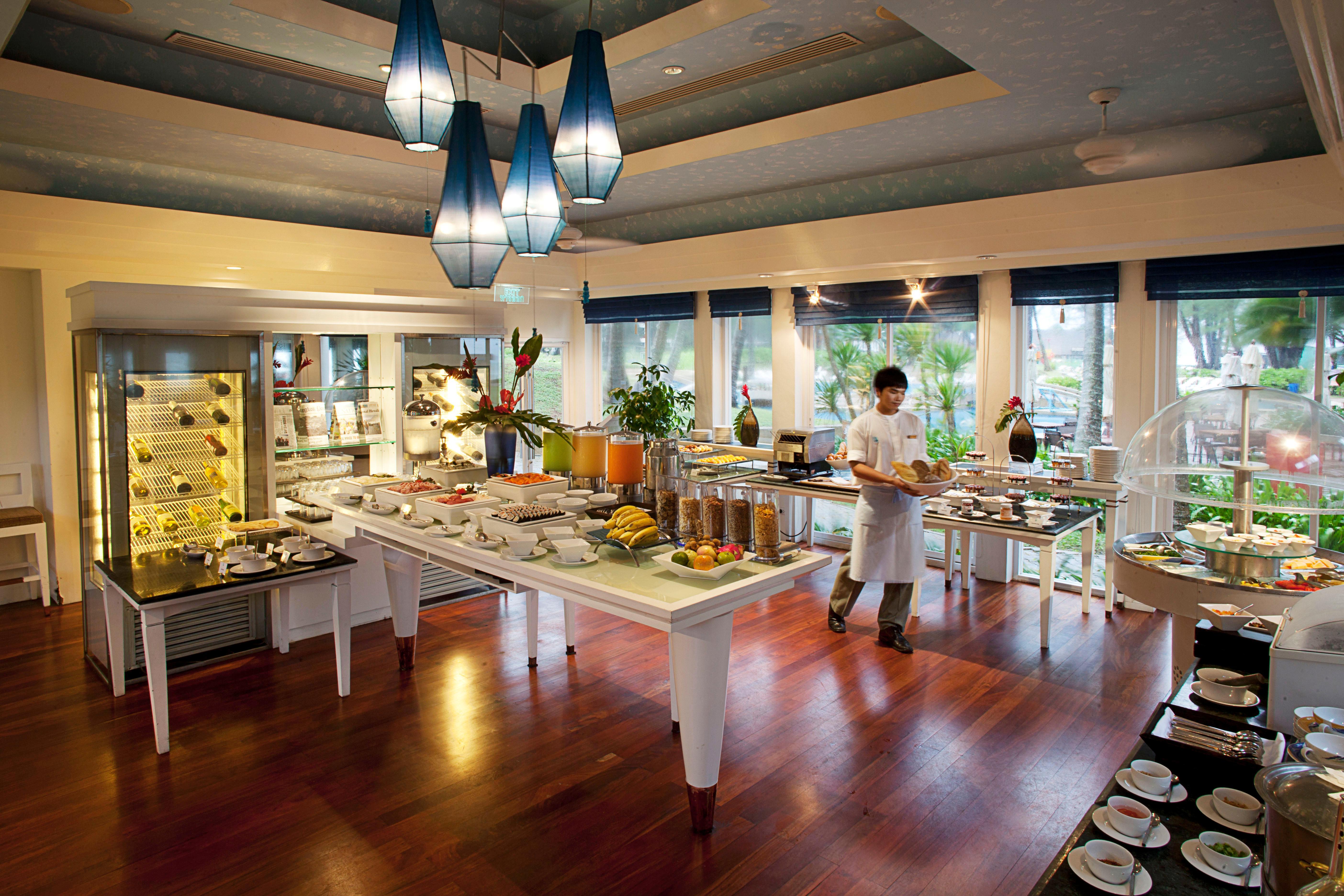 Dusit Thani Laguna Phuket Bang Tao Beach  Esterno foto The buffet at the hotel