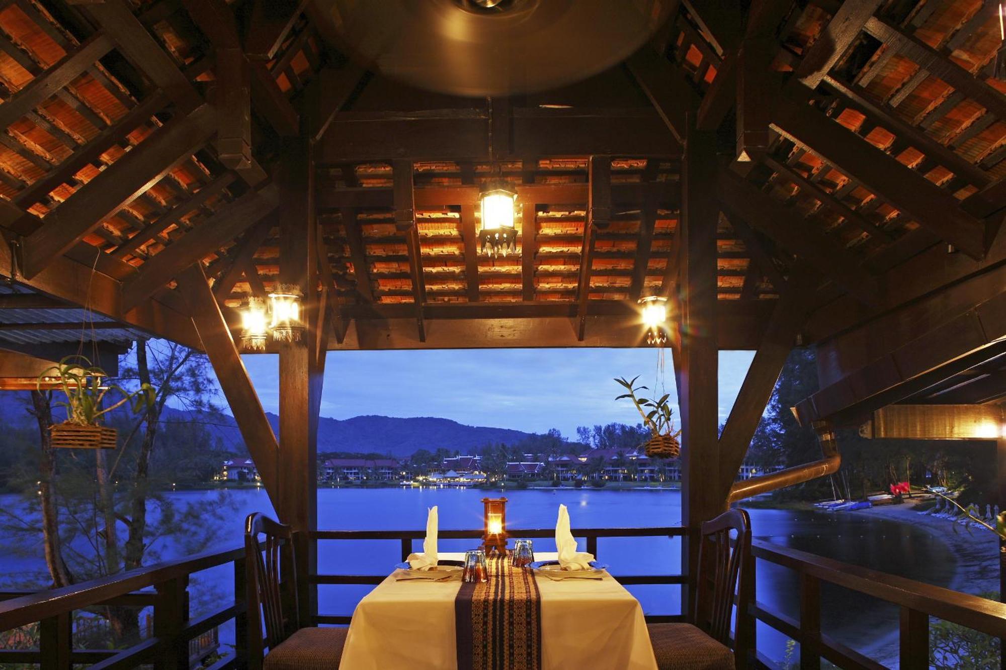 Dusit Thani Laguna Phuket Bang Tao Beach  Esterno foto The interior of the restaurant