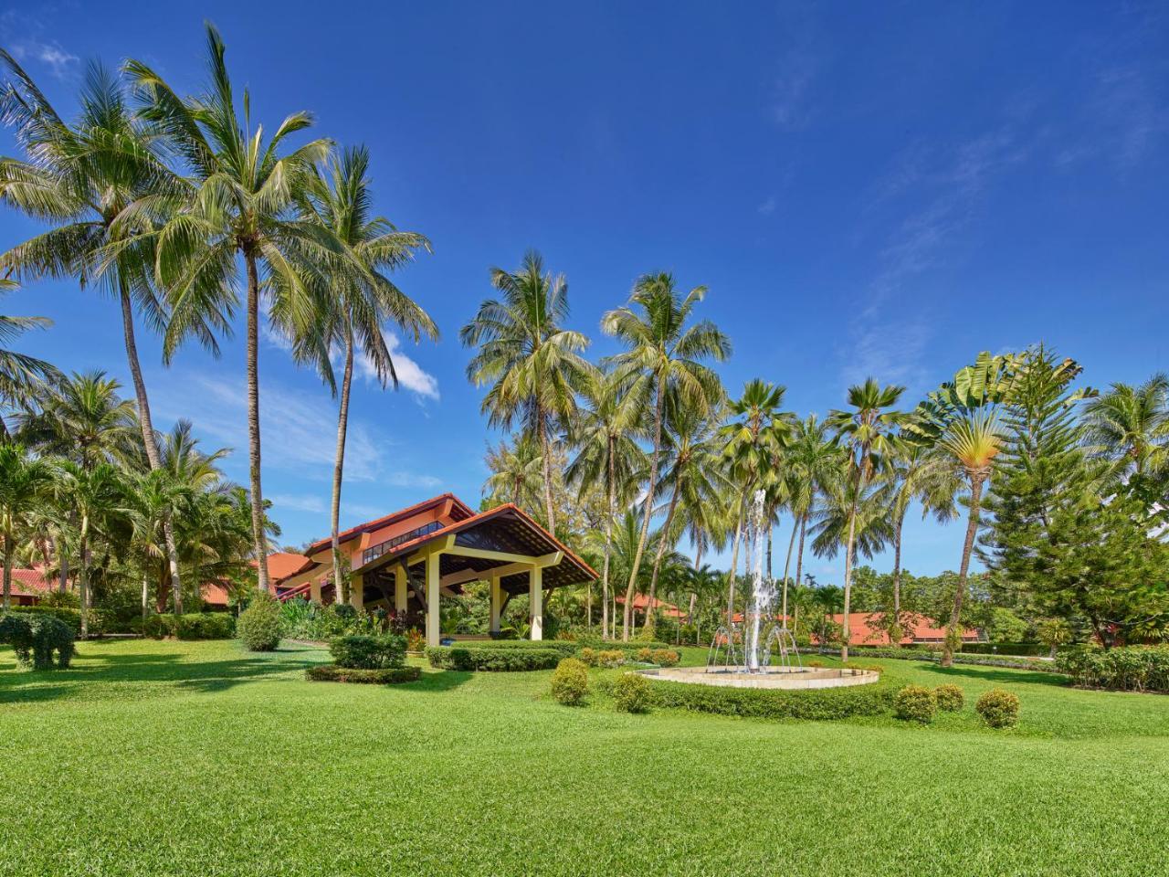 Dusit Thani Laguna Phuket Bang Tao Beach  Esterno foto The resort's main lawn